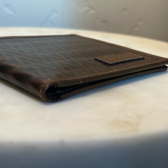 Vintage VALENTINO Bifold Monogram Wallet - Picture 12 of 16